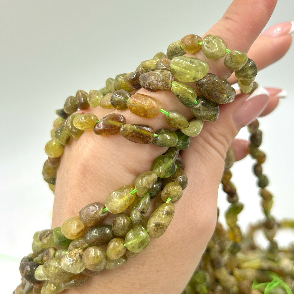 Зеленый гранат форма галтовка средний размер бусин  8-10мм натуральный камень